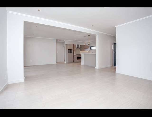 3 BEDROOM APARTMENT FOR SALE IN BRYANSTON